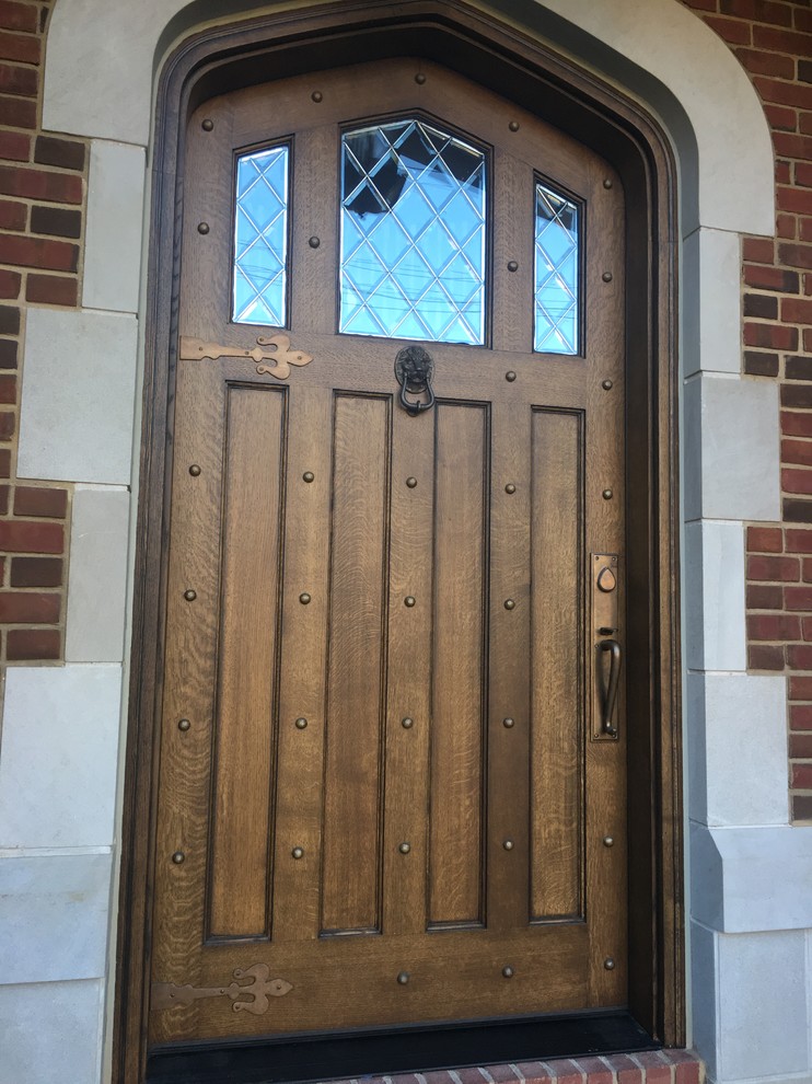 Идея дизайна: входная дверь в викторианском стиле с одностворчатой входной дверью и входной дверью из дерева среднего тона