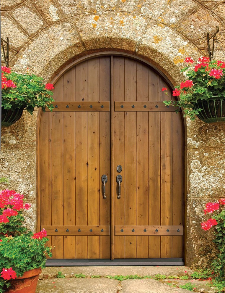 Esempio di una grande porta d'ingresso mediterranea con pavimento in marmo, una porta a due ante e una porta in legno chiaro