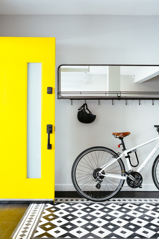 Ejemplo de distribuidor contemporáneo pequeño con paredes grises, suelo de baldosas de terracota, puerta simple y puerta amarilla