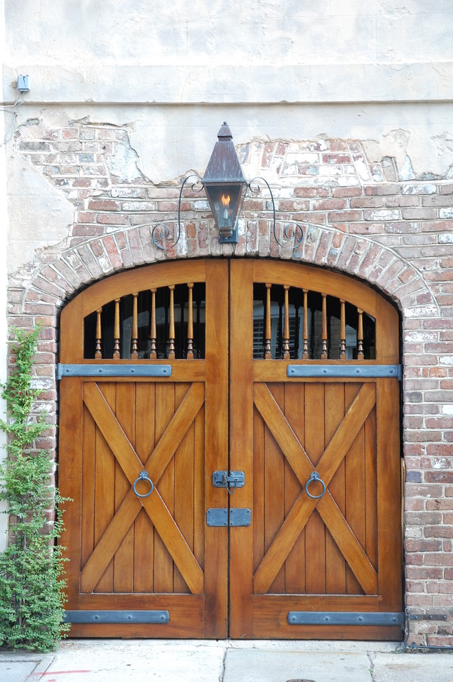 This is an example of a traditional entrance in Philadelphia with a double front door.