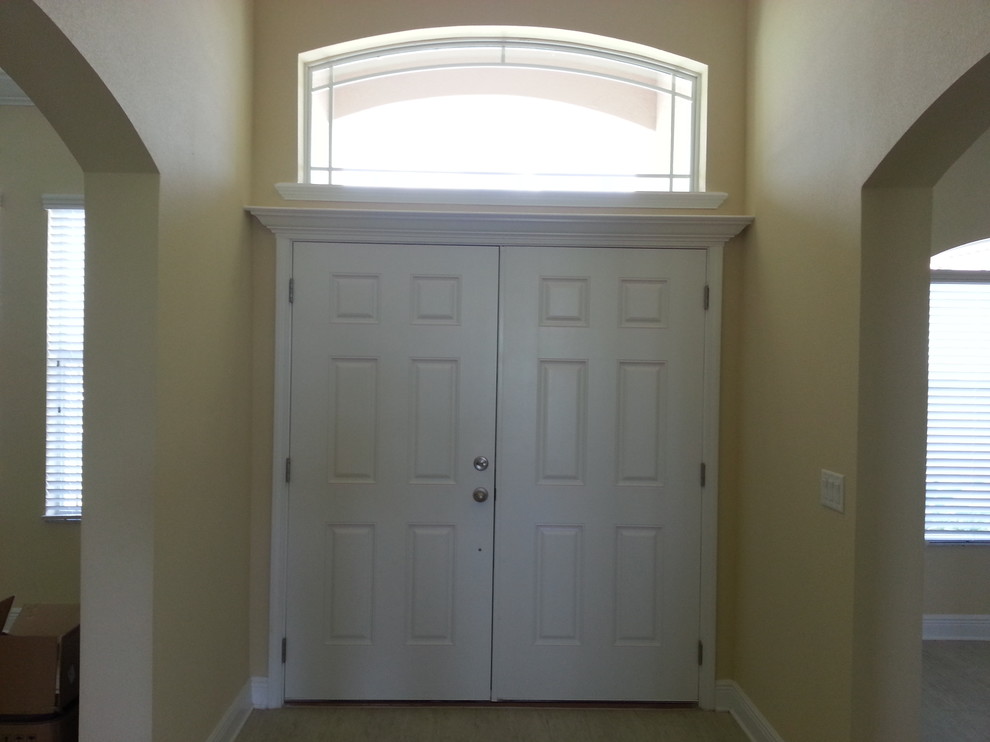 Esempio di una piccola porta d'ingresso chic con pareti beige, una porta a due ante, una porta bianca e pavimento beige