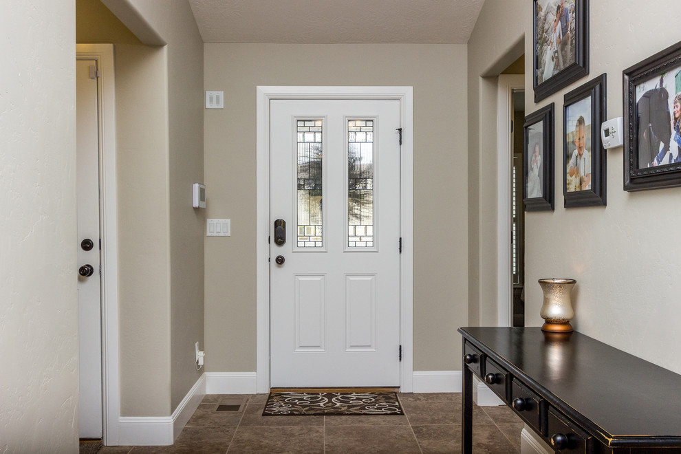 Inspiration pour une petite porte d'entrée design avec un mur beige, une porte simple et une porte blanche.