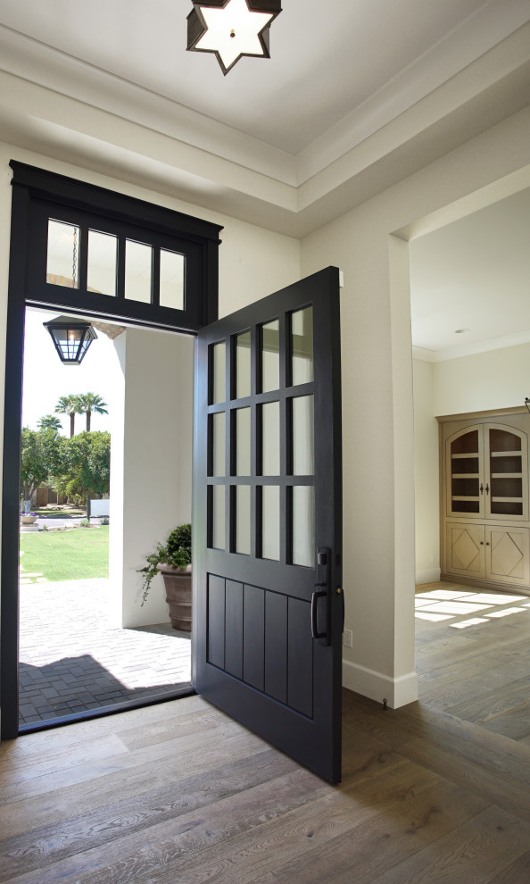フェニックスにある広いトランジショナルスタイルのおしゃれな玄関ドア (白い壁、無垢フローリング、黒いドア、茶色い床、格子天井) の写真