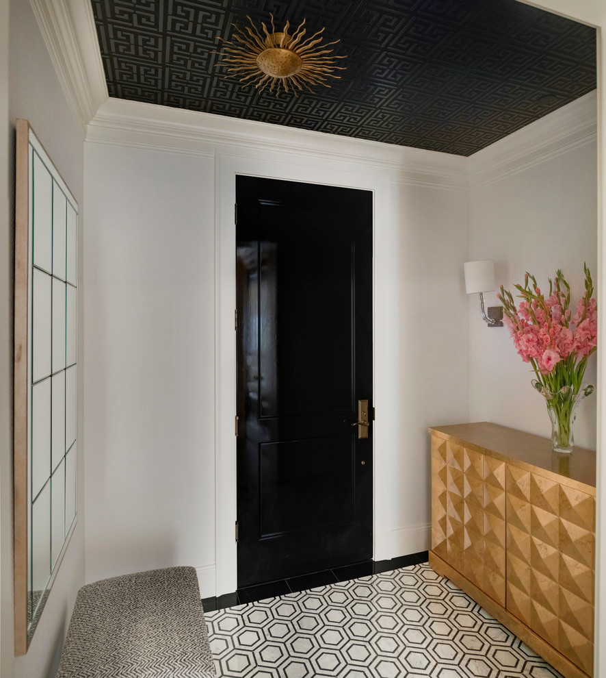 ミネアポリスにある高級な小さなトラディショナルスタイルのおしゃれな玄関ロビー (大理石の床、黒いドア、クロスの天井、白い壁、壁紙) の写真