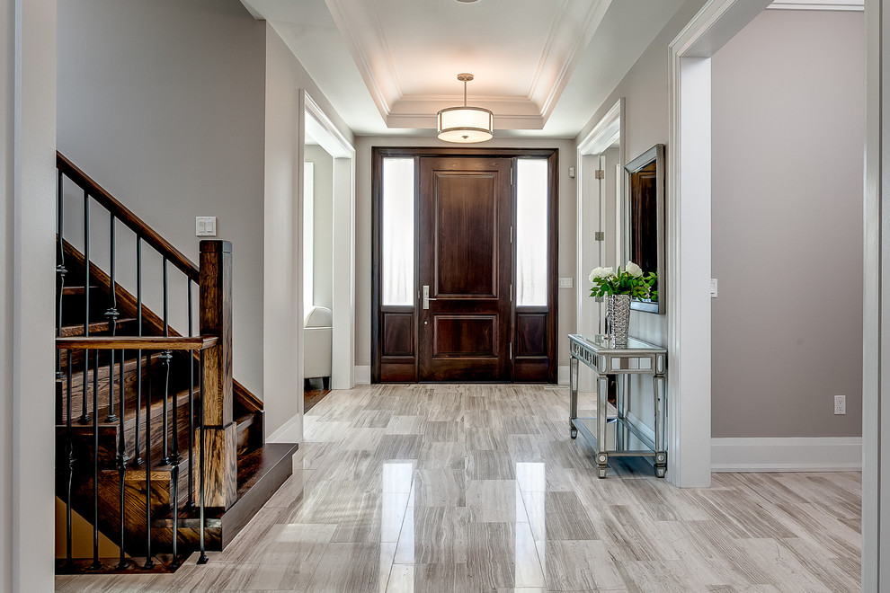 Imagen de hall clásico renovado con suelo de mármol, puerta simple y puerta de madera en tonos medios