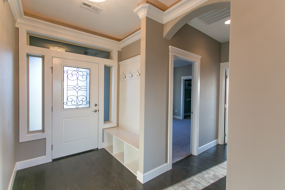 シアトルにある小さなトランジショナルスタイルのおしゃれな玄関ドア (グレーの壁、濃色無垢フローリング、白いドア) の写真