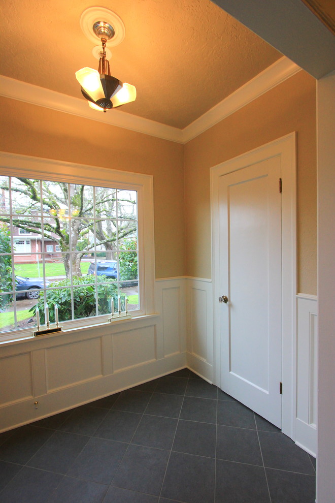 Источник вдохновения для домашнего уюта: фойе среднего размера в современном стиле с бежевыми стенами, полом из керамической плитки, одностворчатой входной дверью, входной дверью из дерева среднего тона и серым полом