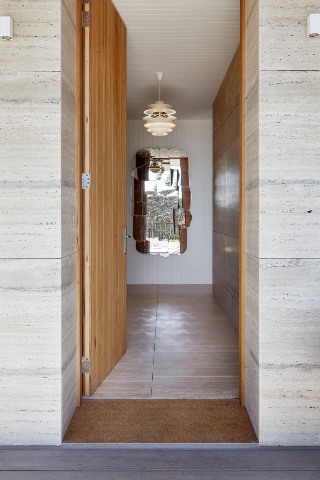 Mittelgroßes Maritimes Foyer mit weißer Wandfarbe, Travertin, Einzeltür, hellbrauner Holzhaustür, beigem Boden, Holzdielendecke und Wandpaneelen in Melbourne
