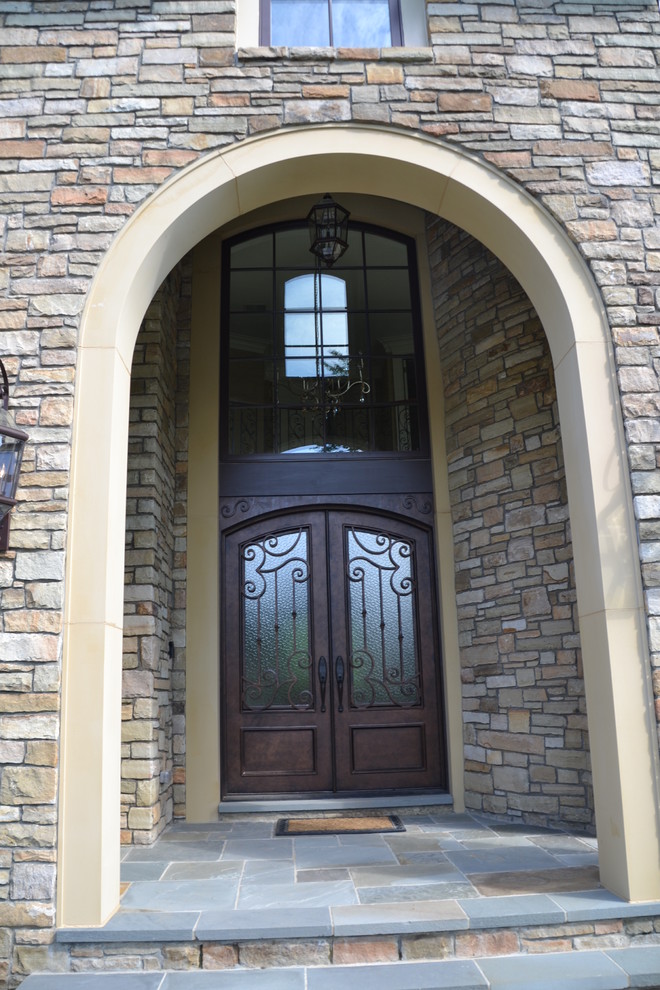 Bild på en medelhavsstil ingång och ytterdörr, med en dubbeldörr och glasdörr