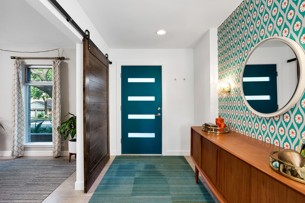 Стильный дизайн: фойе среднего размера в стиле ретро с белыми стенами, полом из керамогранита, одностворчатой входной дверью и синей входной дверью - последний тренд