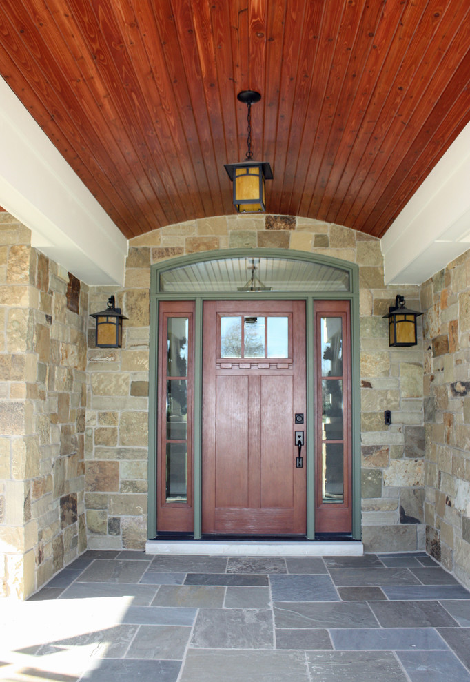 Exemple d'une grande porte d'entrée craftsman avec un mur beige, un sol en ardoise, une porte simple, une porte en bois foncé et un sol bleu.
