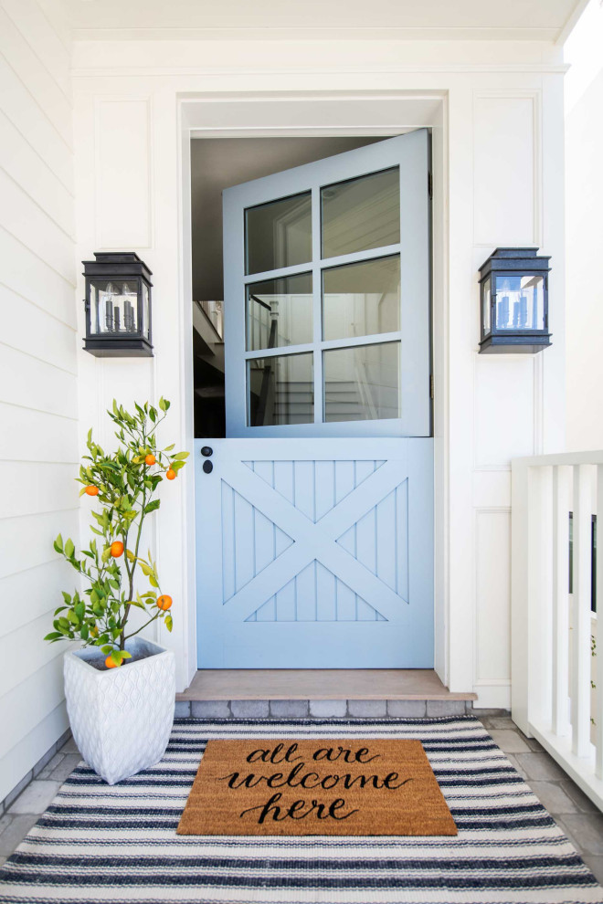 ロサンゼルスにある高級な中くらいなビーチスタイルのおしゃれな玄関ドア (青いドア) の写真