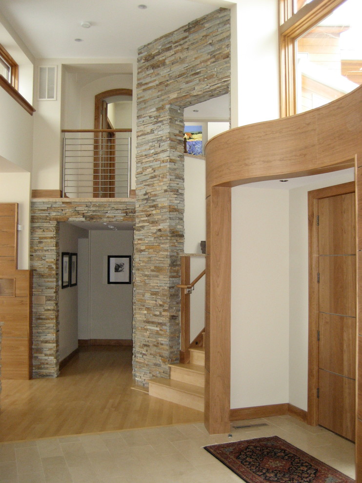 Foto på en stor funkis ingång och ytterdörr, med en enkeldörr, mellanmörk trädörr och beige väggar