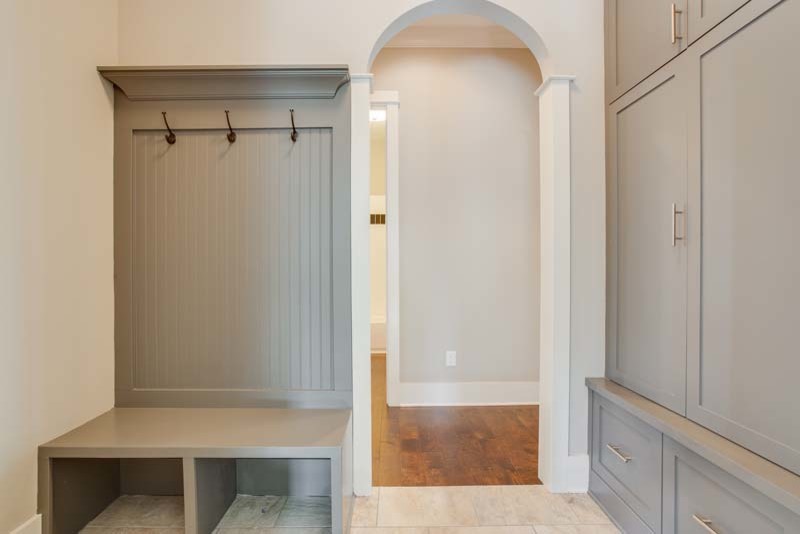 Immagine di un piccolo ingresso con anticamera chic con pareti bianche e pavimento in gres porcellanato