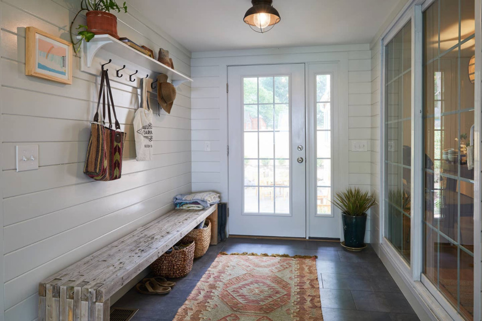 Immagine di un ingresso con anticamera stile marino di medie dimensioni con pareti bianche, pavimento in gres porcellanato, una porta singola, una porta bianca e pavimento grigio