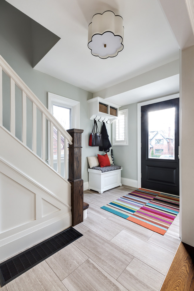 Стильный дизайн: маленькое фойе в стиле неоклассика (современная классика) с серыми стенами, мраморным полом, одностворчатой входной дверью и черной входной дверью для на участке и в саду - последний тренд