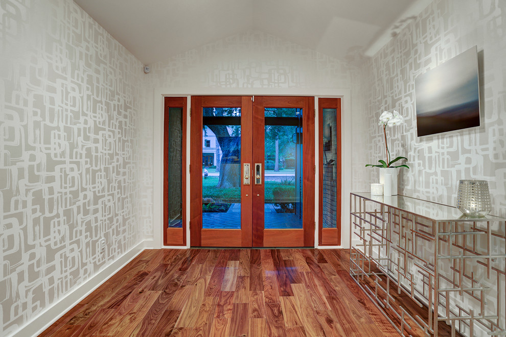 Cette photo montre une entrée tendance avec un sol en bois brun et une porte double.