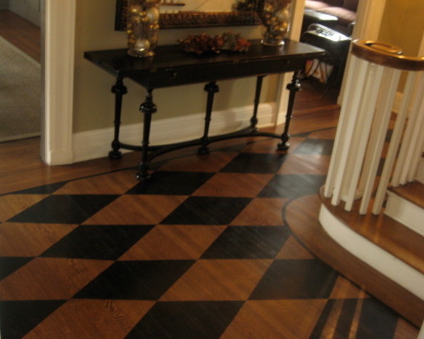 Mittelgroßes Klassisches Foyer mit gebeiztem Holzboden in New York
