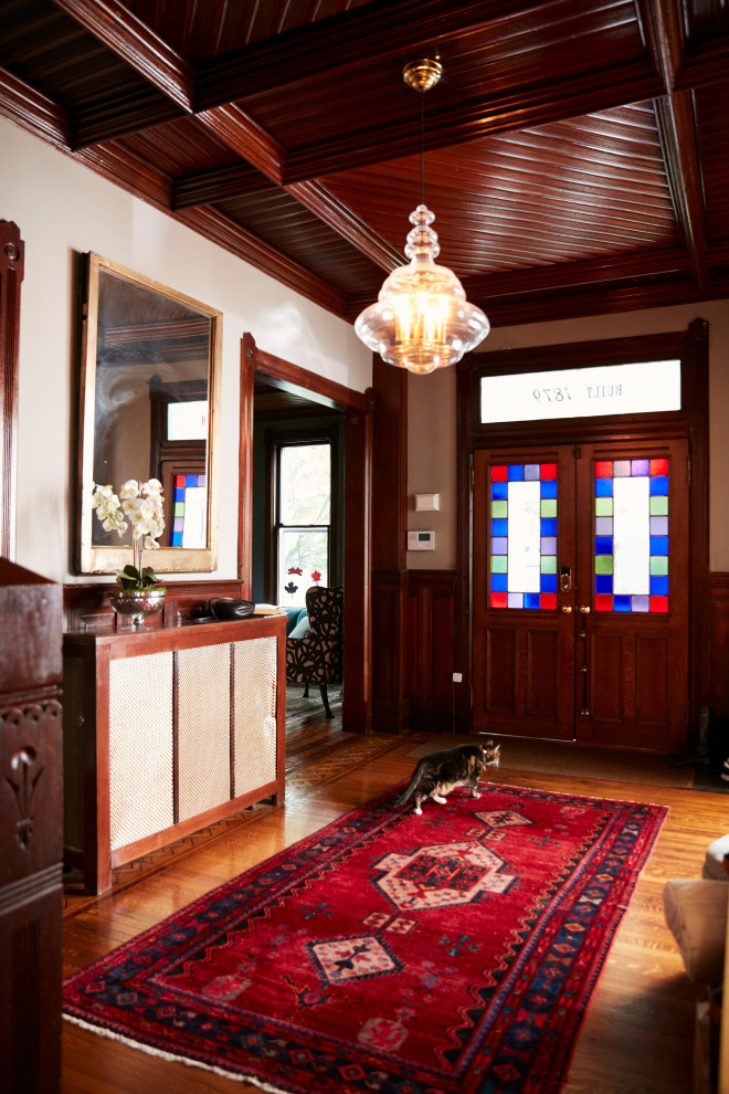 Источник вдохновения для домашнего уюта: фойе в викторианском стиле с паркетным полом среднего тона, двустворчатой входной дверью и деревянным потолком