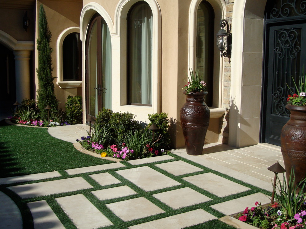 Example of a tuscan entryway design in San Diego