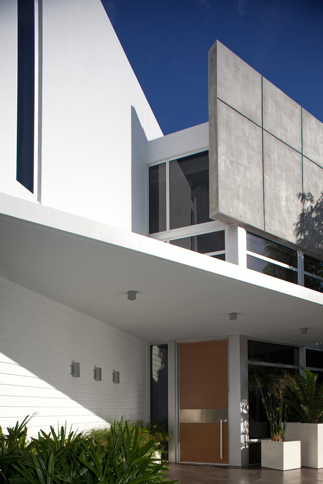 Moderne Haustür mit Einzeltür und heller Holzhaustür in Miami