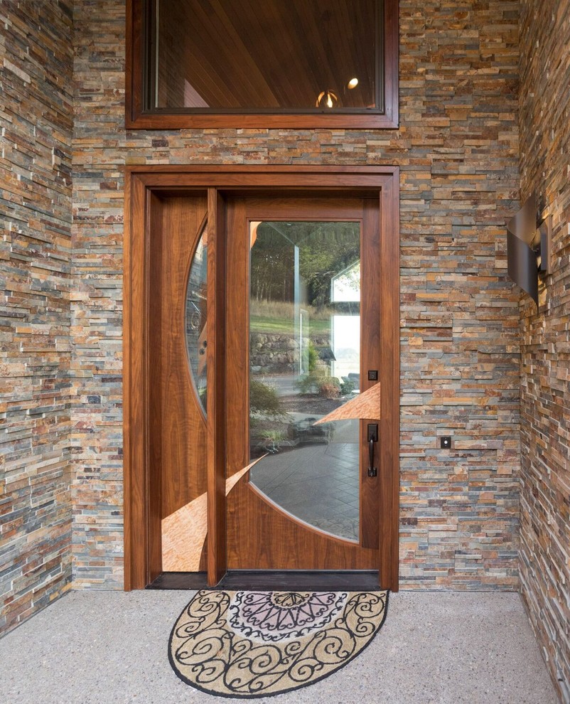 На фото: большая входная дверь в стиле ретро с одностворчатой входной дверью и входной дверью из дерева среднего тона