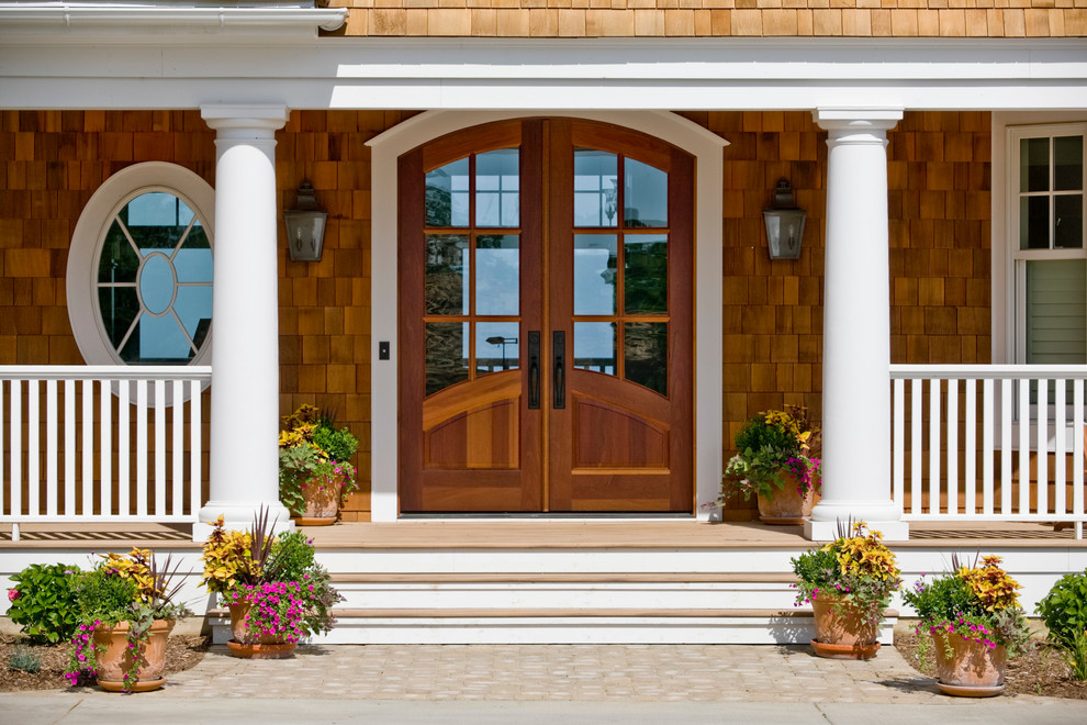 Ejemplo de puerta principal marinera con puerta doble y puerta de madera en tonos medios