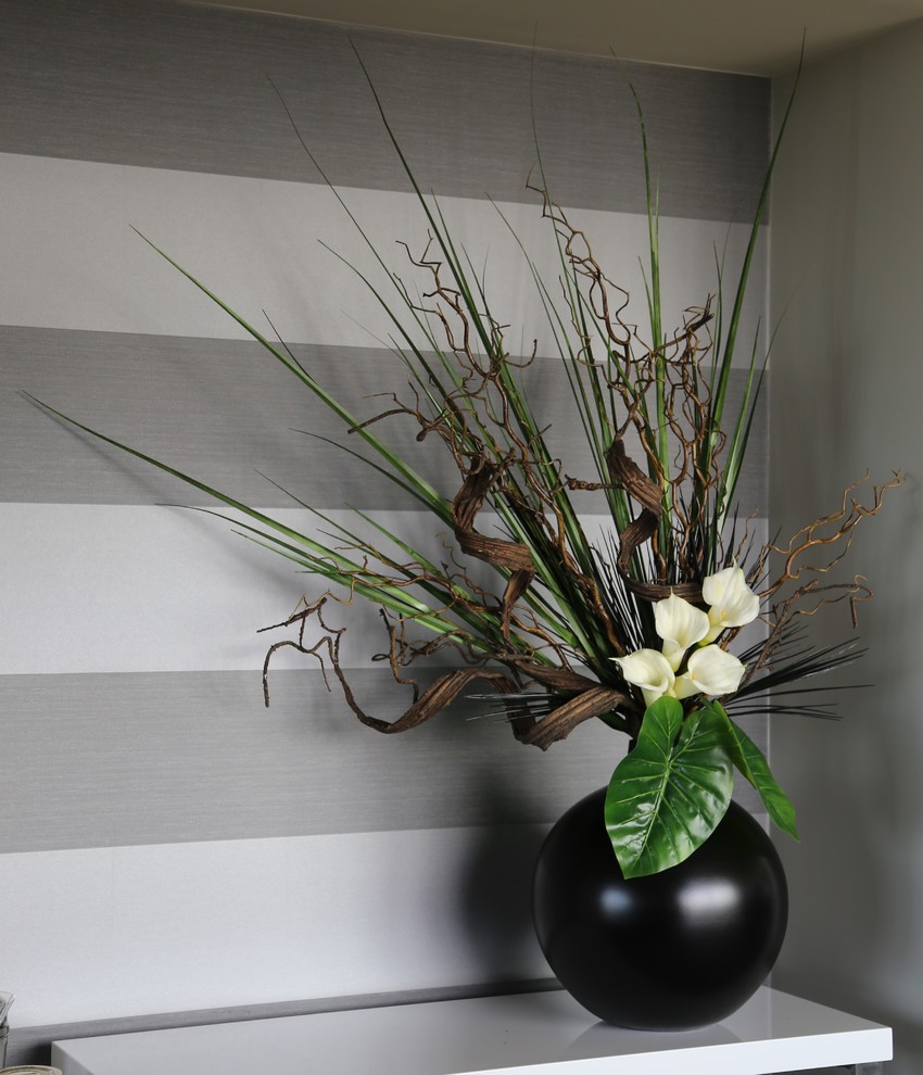 Idée de décoration pour un petit hall d'entrée minimaliste avec un mur gris, moquette, une porte simple, une porte grise et un sol gris.