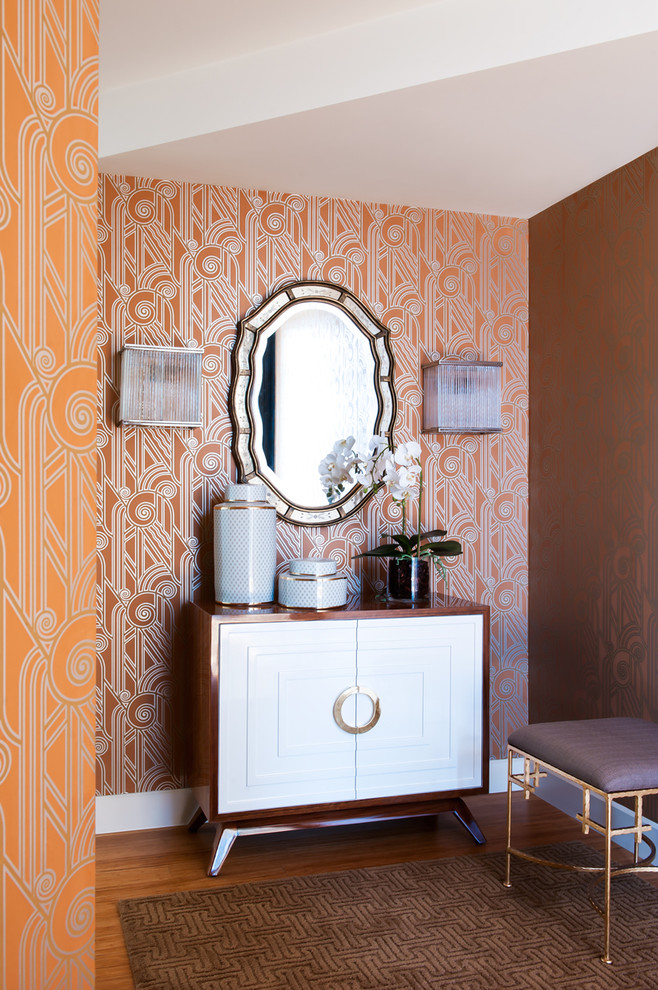 メルボルンにあるトランジショナルスタイルのおしゃれな玄関ロビー (オレンジの壁、無垢フローリング) の写真