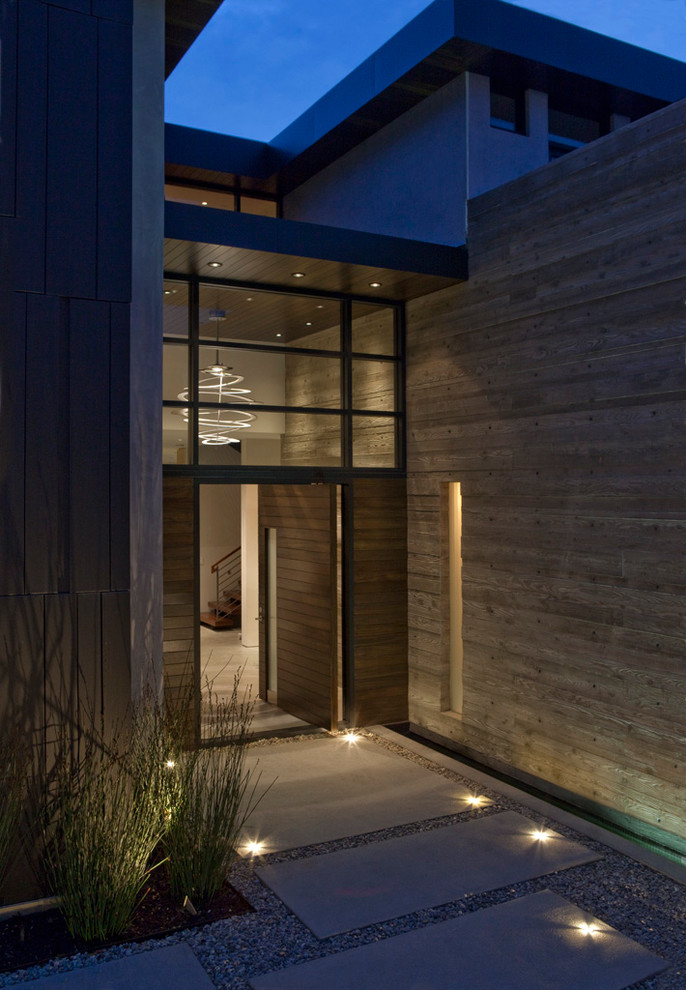 Moderner Eingang mit Drehtür und dunkler Holzhaustür in Los Angeles