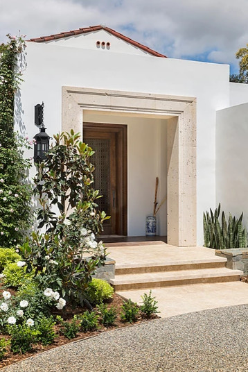 Diseño de puerta principal mediterránea de tamaño medio con paredes blancas, puerta simple y puerta de madera oscura