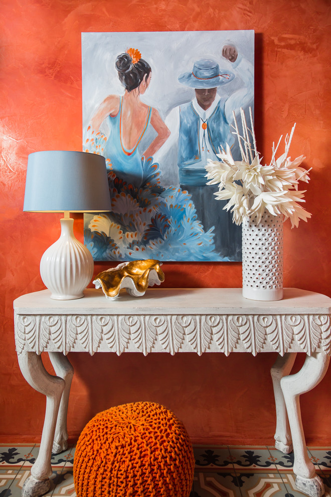 Свежая идея для дизайна: большая узкая прихожая в средиземноморском стиле с оранжевыми стенами и разноцветным полом - отличное фото интерьера