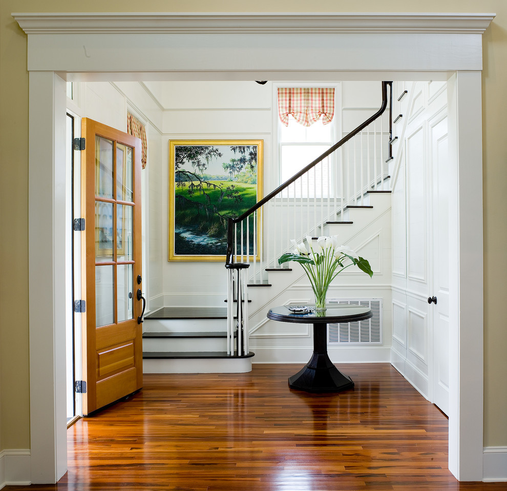 Пример оригинального дизайна: прихожая в классическом стиле с белыми стенами, паркетным полом среднего тона, одностворчатой входной дверью, входной дверью из дерева среднего тона и коричневым полом