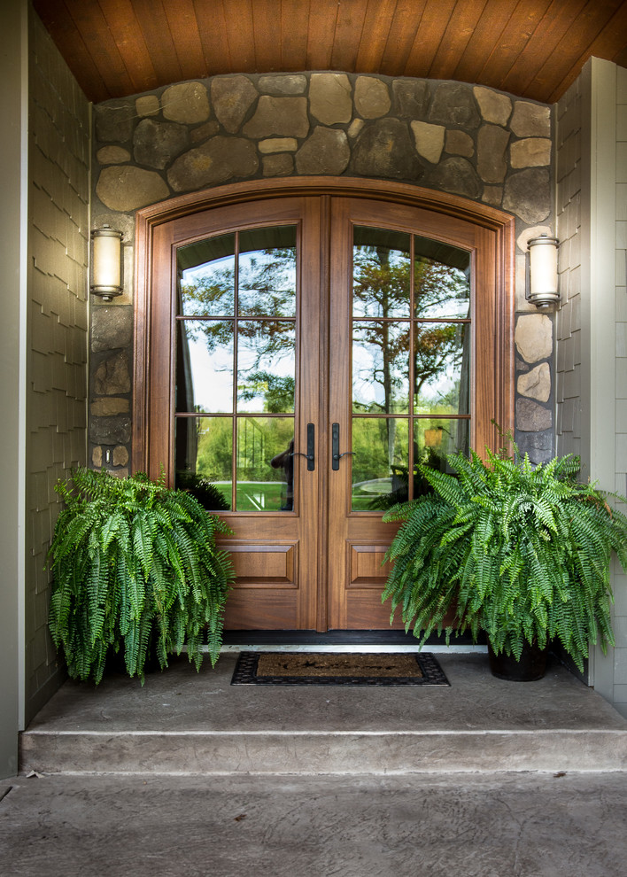 Réalisation d'une porte d'entrée craftsman de taille moyenne avec une porte double et une porte en bois brun.