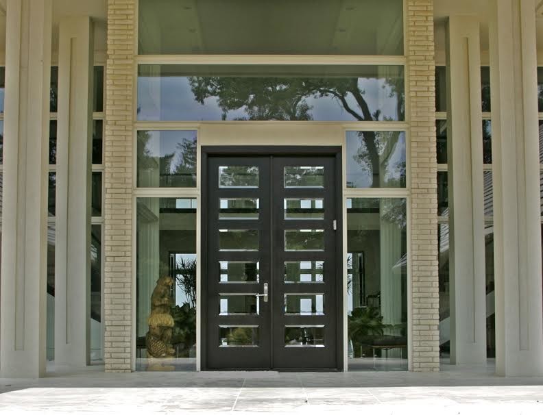 На фото: большая входная дверь в стиле модернизм с белыми стенами, полом из керамической плитки, двустворчатой входной дверью и черной входной дверью с