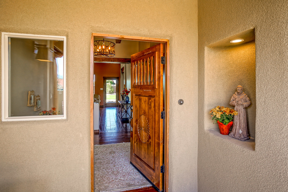 Источник вдохновения для домашнего уюта: фойе среднего размера в стиле фьюжн с бежевыми стенами, темным паркетным полом, одностворчатой входной дверью, входной дверью из дерева среднего тона и коричневым полом