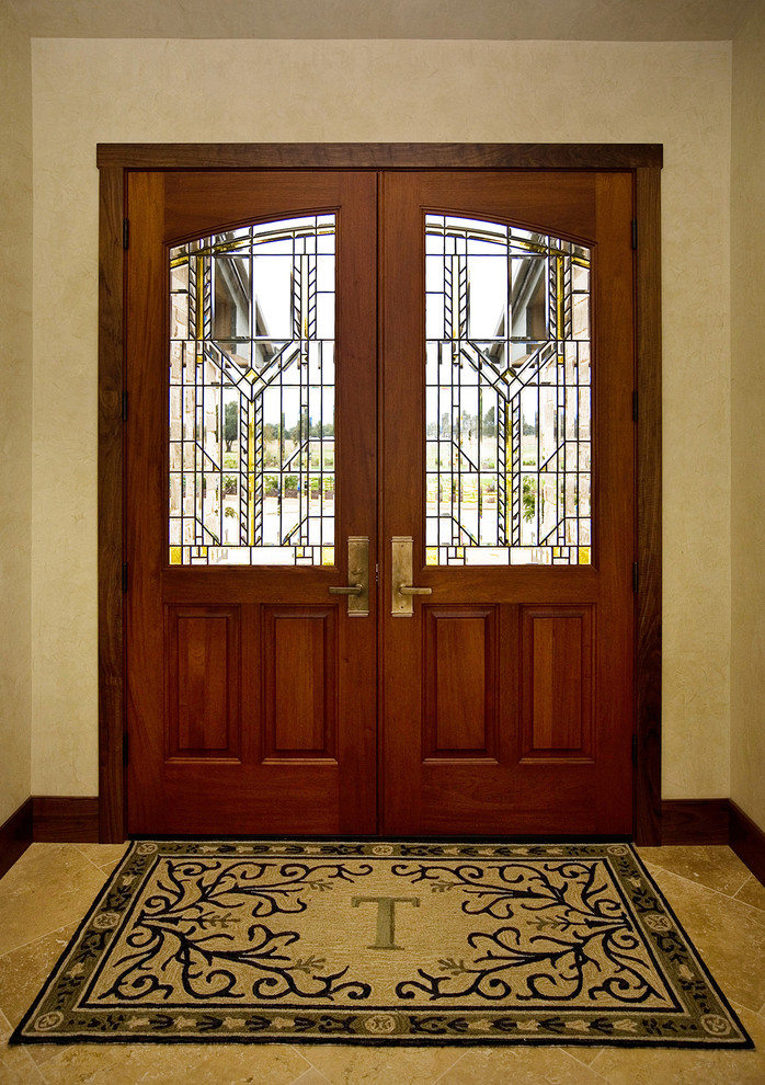 Diseño de puerta principal de estilo americano de tamaño medio con paredes beige, suelo de baldosas de cerámica, puerta doble y puerta de madera en tonos medios
