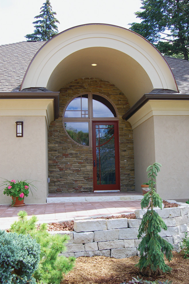 Idee per una porta d'ingresso american style di medie dimensioni con una porta singola, una porta in vetro, pareti beige e pavimento in mattoni