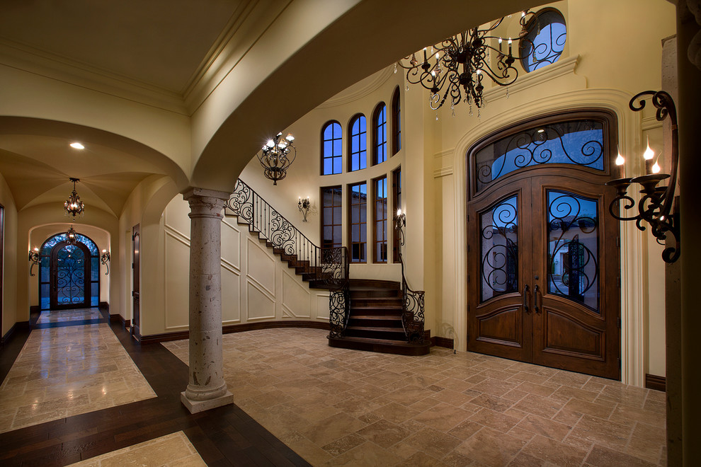 Inspiration pour un très grand hall d'entrée avec un mur beige, un sol en travertin, une porte double et une porte en verre.