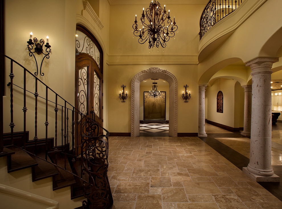 Geräumiges Mediterranes Foyer mit beiger Wandfarbe, Travertin, Doppeltür und hellbrauner Holzhaustür in Phoenix