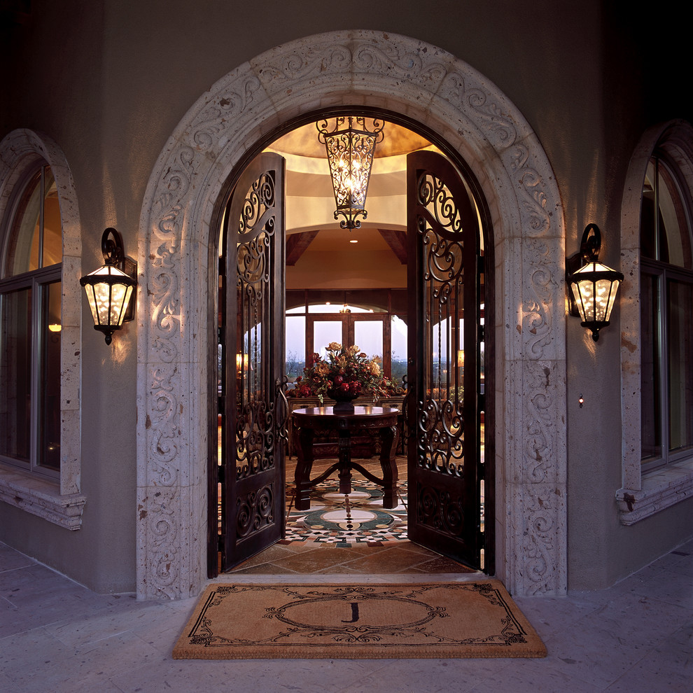 Klassisches Foyer mit beiger Wandfarbe, Doppeltür und brauner Haustür in Phoenix