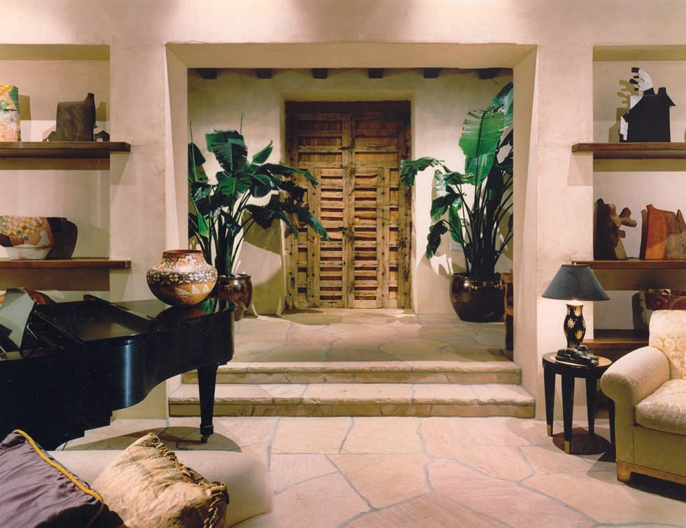 サンタバーバラにある高級な広いサンタフェスタイルのおしゃれな玄関ロビー (ベージュの壁、スレートの床、木目調のドア) の写真