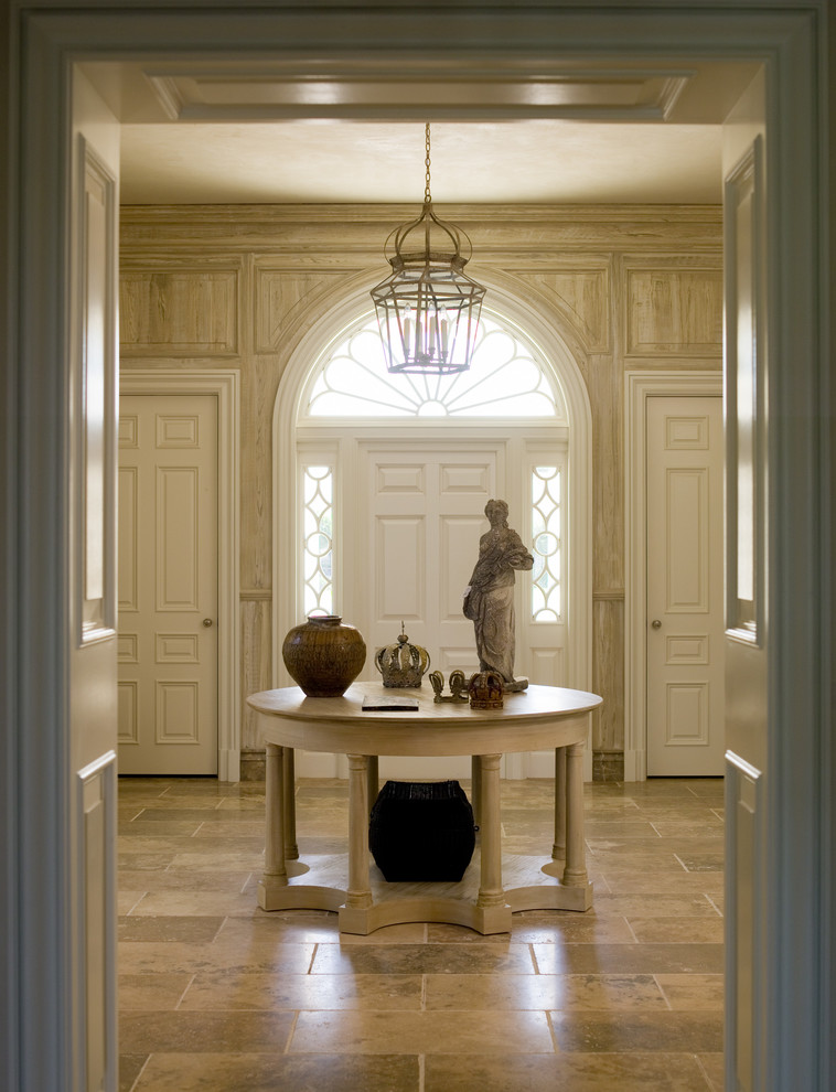 Пример оригинального дизайна: большая входная дверь в классическом стиле с коричневыми стенами, полом из терракотовой плитки, одностворчатой входной дверью и белой входной дверью