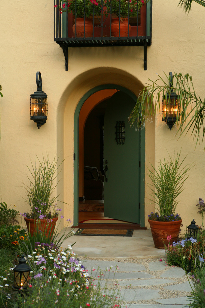 Inredning av en medelhavsstil ingång och ytterdörr, med en enkeldörr och en grön dörr
