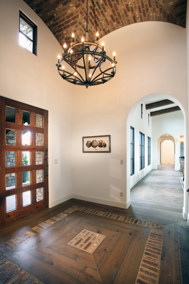 Uriges Foyer mit beiger Wandfarbe, braunem Holzboden, Einzeltür und hellbrauner Holzhaustür in Phoenix