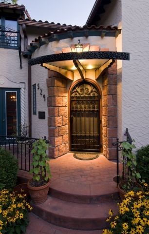 Источник вдохновения для домашнего уюта: маленькая входная дверь в средиземноморском стиле с бежевыми стенами, бетонным полом, одностворчатой входной дверью и входной дверью из темного дерева для на участке и в саду