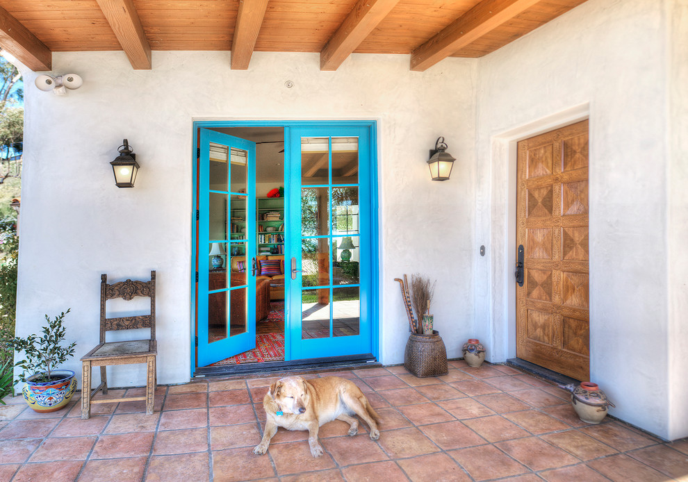 На фото: прихожая в стиле фьюжн с двустворчатой входной дверью и синей входной дверью