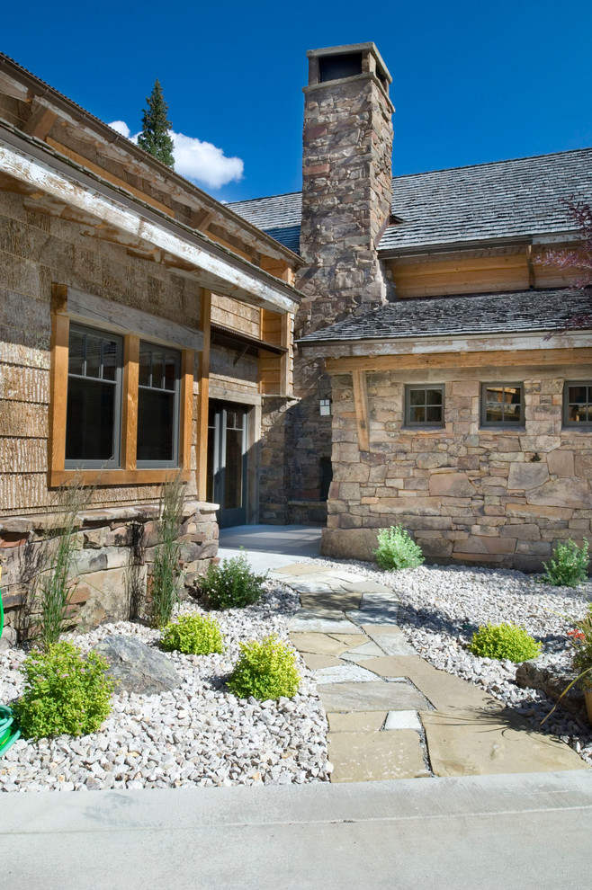 Exempel på en stor rustik ingång och ytterdörr, med betonggolv, en dubbeldörr och mellanmörk trädörr
