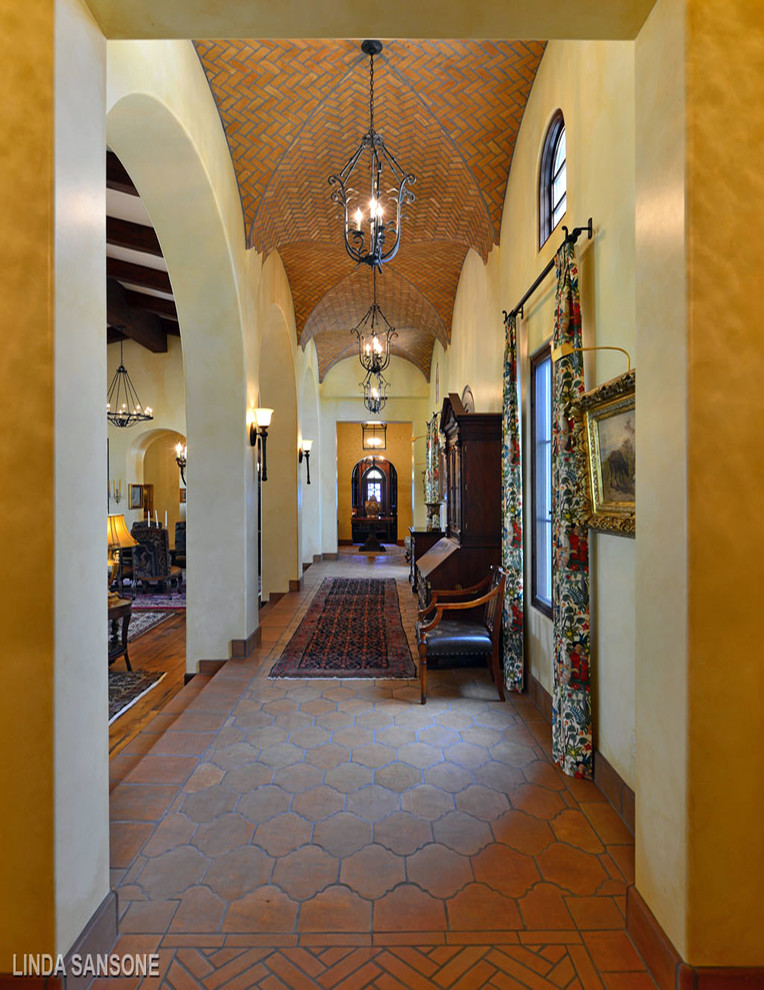 Mittelgroßes Mediterranes Foyer mit weißer Wandfarbe, Terrakottaboden, Einzeltür und dunkler Holzhaustür in San Diego