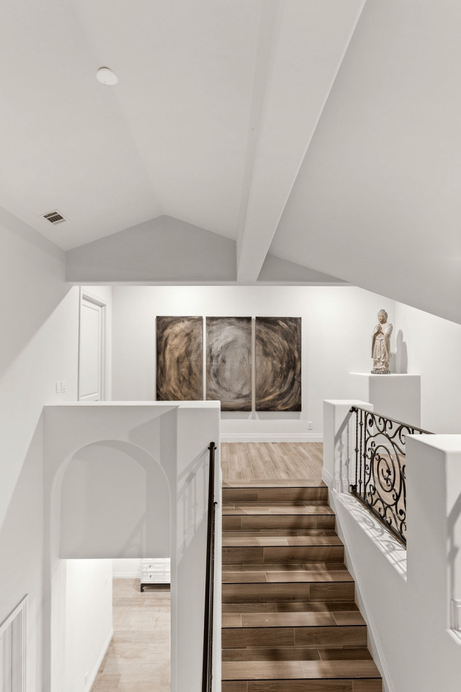 Idées déco pour un grand hall d'entrée éclectique avec un mur blanc, un sol en marbre, une porte double, une porte marron, un sol blanc et un plafond voûté.